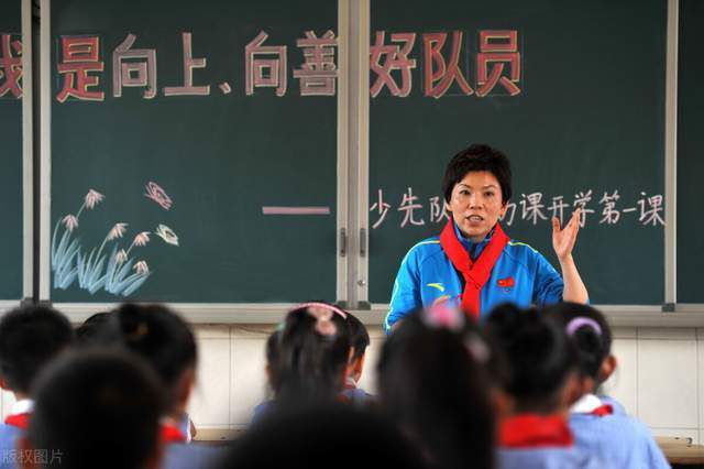《每日体育报》报道，拜仁慕尼黑冬窗有意和皇马竞争曼联中卫瓦拉内。